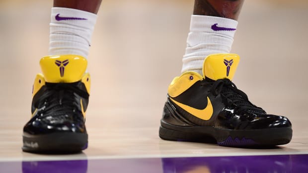 Los Angeles Lakers forward Stanley Johnson wears the Nike Kobe 4 sneakers against the Dallas Mavericks on March 1, 2022.